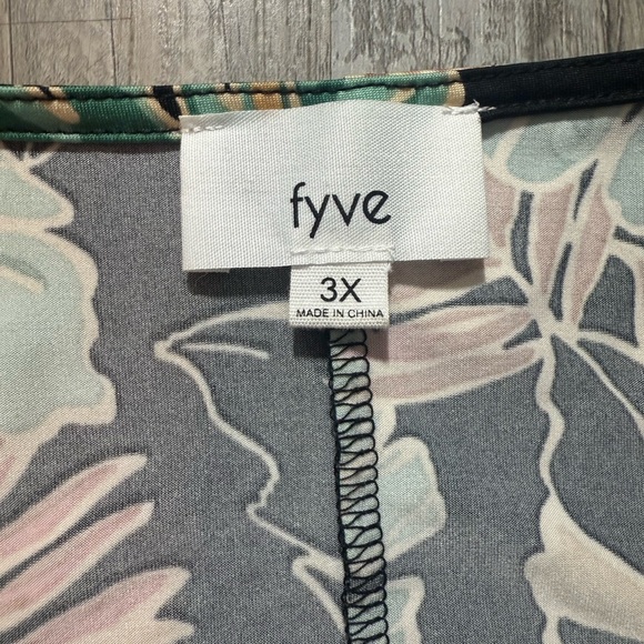 Black and Green Ruffled Tie Front Blouse Tropical print casual summer resort - Picture 5 of 5